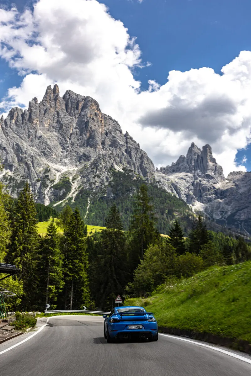 Porsche 718 Cayman GT4 auf einer Passstraße in Südtirol, Dolomiten