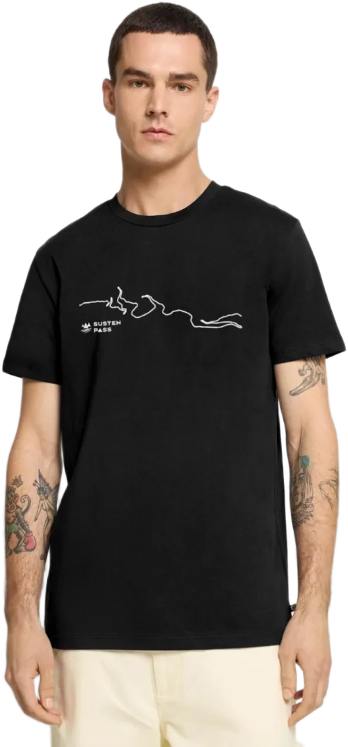 Model im Premium Bio T-Shirt mit dem Motiv Sustenpass Straßenverlauf